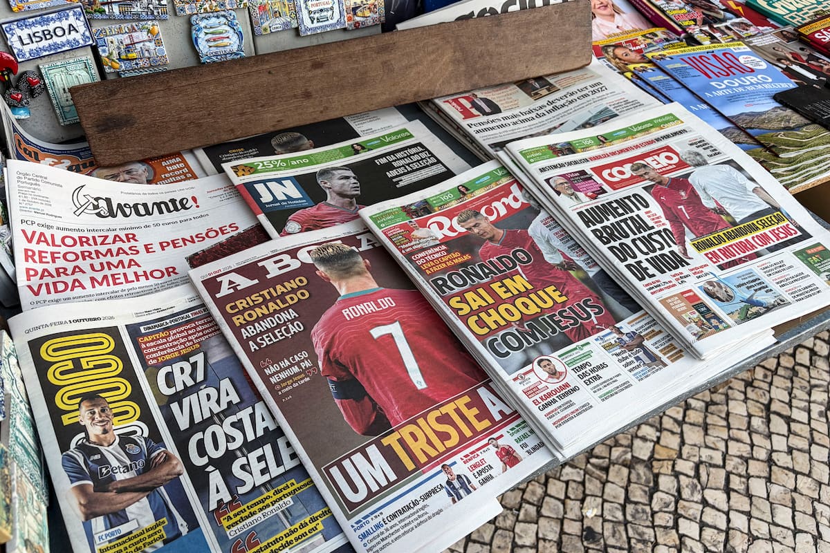 Portadas de periódicos portugueses con la salida de Cristiano Ronaldo de la concentración de la selección portuguesa de fútbol. //Foto, EFE: Carlota Ciudad