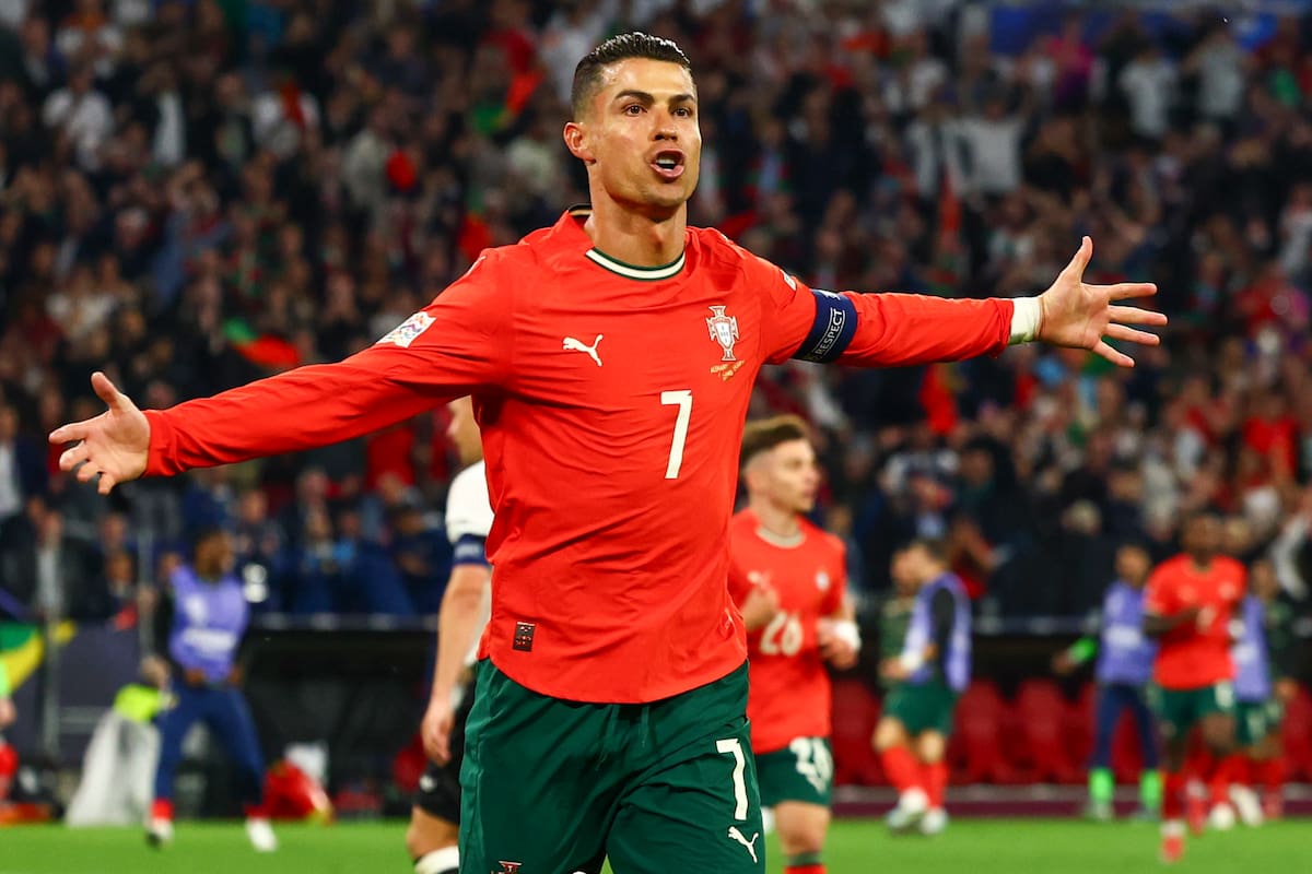 Cristiano Ronaldo, primer jugador de fútbol milmillonario. EFE/EPA/Anna Szilagyi