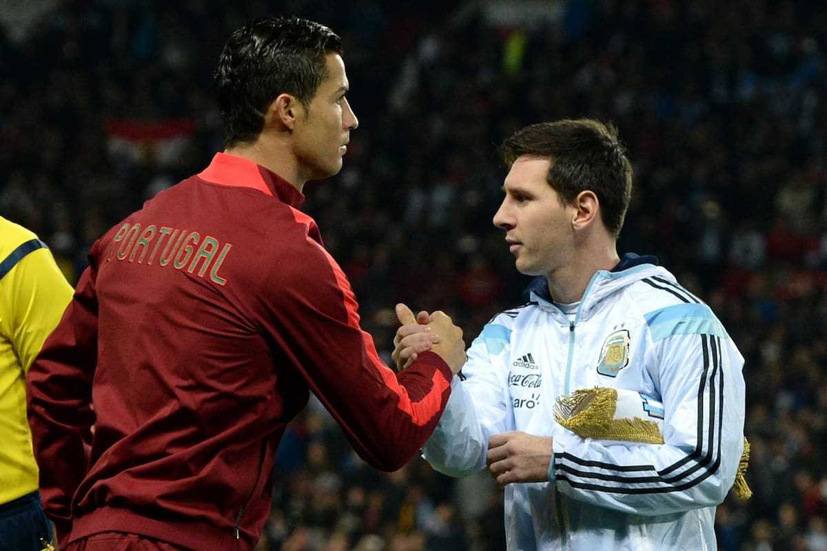 Foto de archivo de Lionel Messi (d) estrechando la mano de Cristiano Ronaldo durante el amistoso que jugaron Argentina y Portugal, el 18 de noviembre de 2014, en el estadio Old Trafford en Manchester (R.Unido). EFE/Nigel Roddis