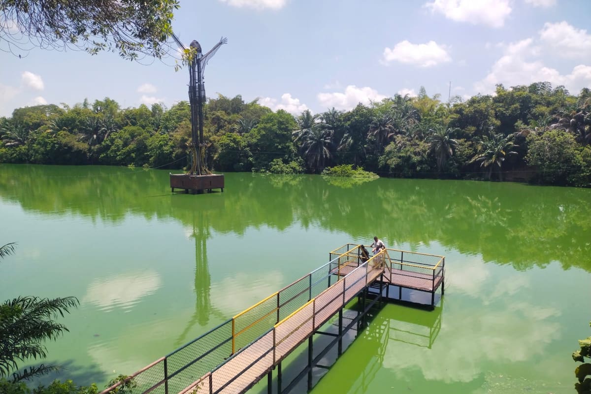 La ciénaga Miramar, el Cristo Petrolero y la refinería conforman una de las panorámicas más reconocibles de Barrancabermeja. El puente mirador, desde donde se aprecia este paisaje, presenta deterioro.
Lesly Cifuentes/Vanguardia