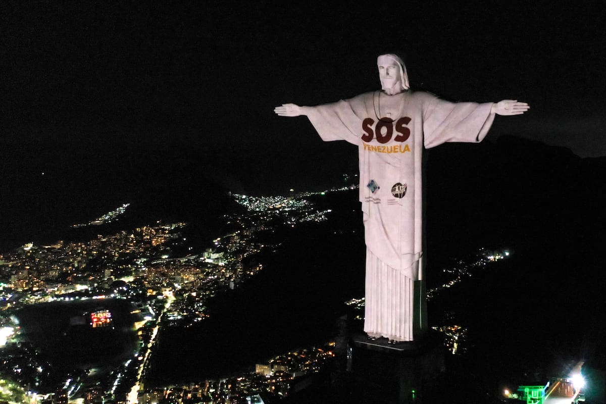 Fotografía aérea del monumento del Cristo Redentor este jueves, con una proyección en homenaje a las víctimas de los terremotos que azotaron a Venezuela la semana pasada, en Río de Janeiro (Brasil). EFE/Renato Spyrro