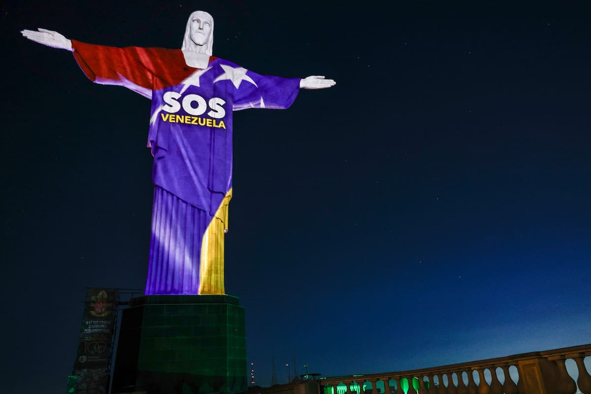 Fotografía del monumento del Cristo Redentor este jueves, con una proyección en homenaje a las víctimas de los terremotos que azotaron a Venezuela la semana pasada, en Río de Janeiro (Brasil). EFE/André Coelho