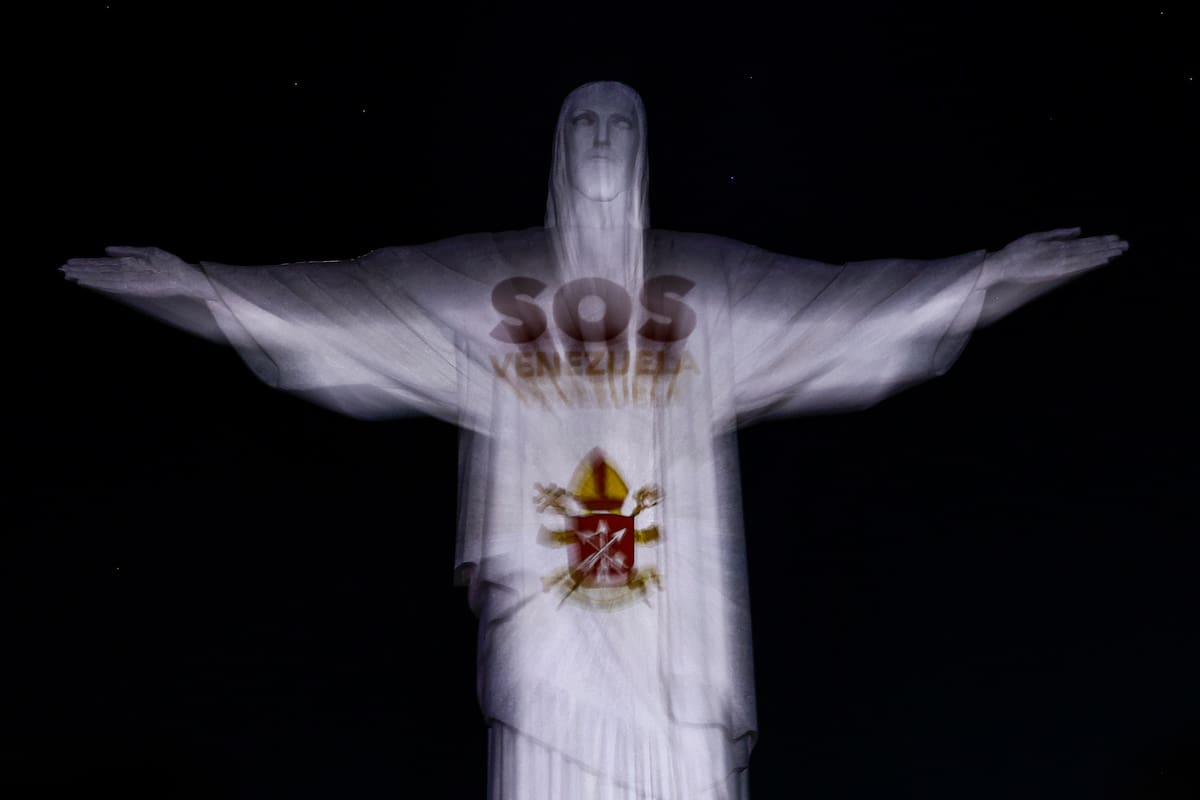 Fotografía del monumento del Cristo Redentor este jueves, con una proyección en homenaje a las víctimas de los terremotos que azotaron a Venezuela la semana pasada, en Río de Janeiro (Brasil). EFE/André Coelho