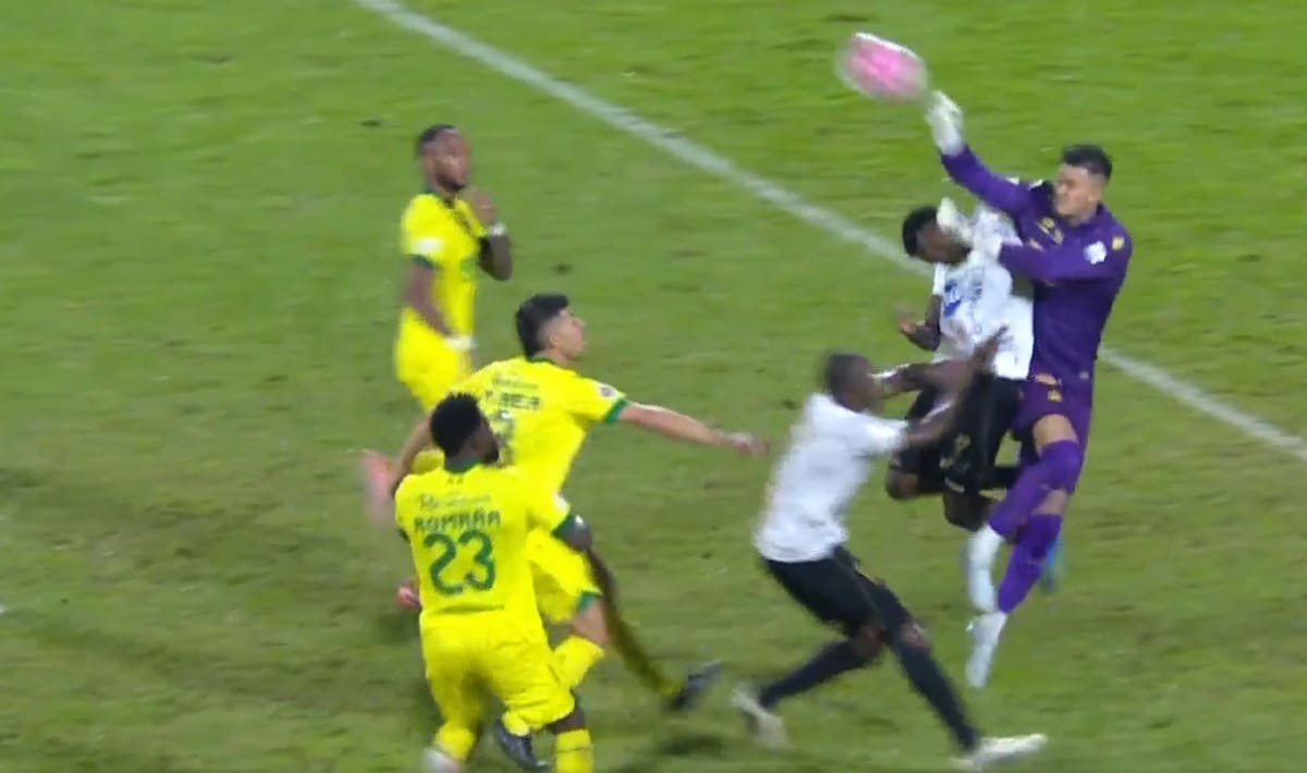 La acción de penalti de Cristopher Fiermarín fue muy discutida en el partido entre Atlético Bucaramanga y Águilas Doradas. Foto: Captura de pantalla de Win Sports.