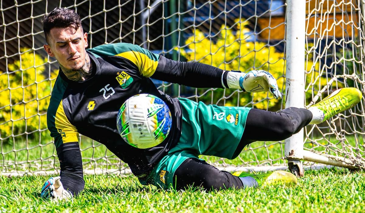 La convocatoria con Uruguay le impedirá continuar defendiendo el arco del ‘Leopardo’ durante varios partidos. /FOTO: Atlético Bucaramanga