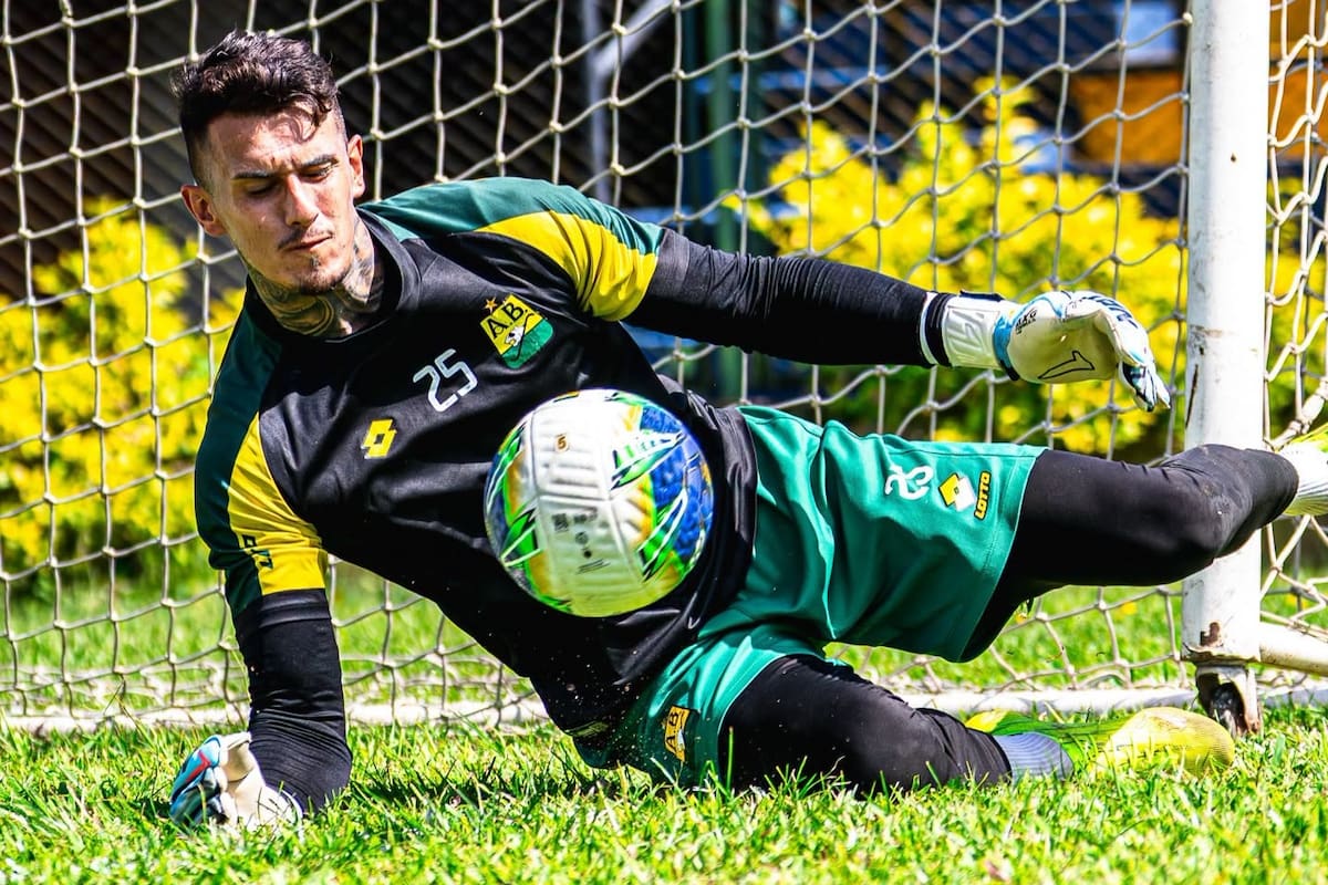 La convocatoria con Uruguay le impedirá continuar defendiendo el arco del ‘Leopardo’ durante varios partidos. /FOTO: Atlético Bucaramanga