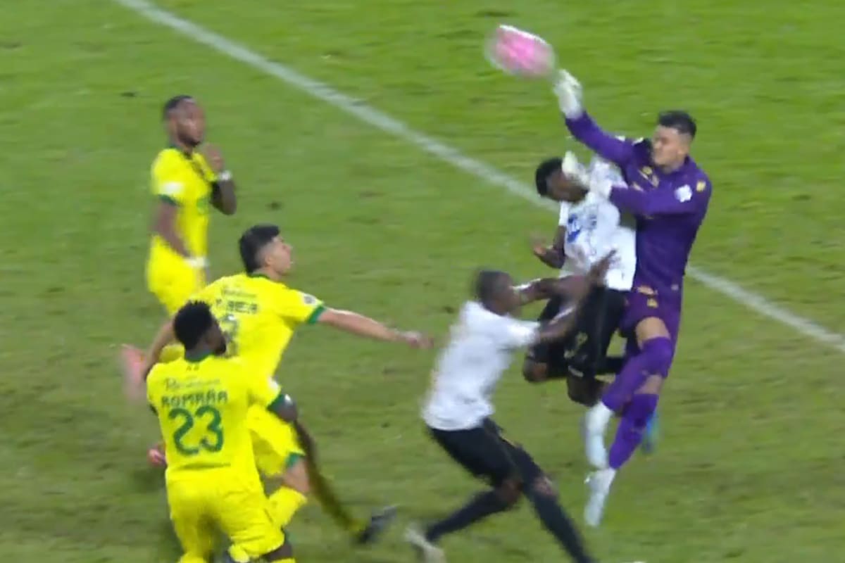 La acción de penalti de Cristopher Fiermarín fue muy discutida en el partido entre Atlético Bucaramanga y Águilas Doradas. Foto: Captura de pantalla de Win Sports.