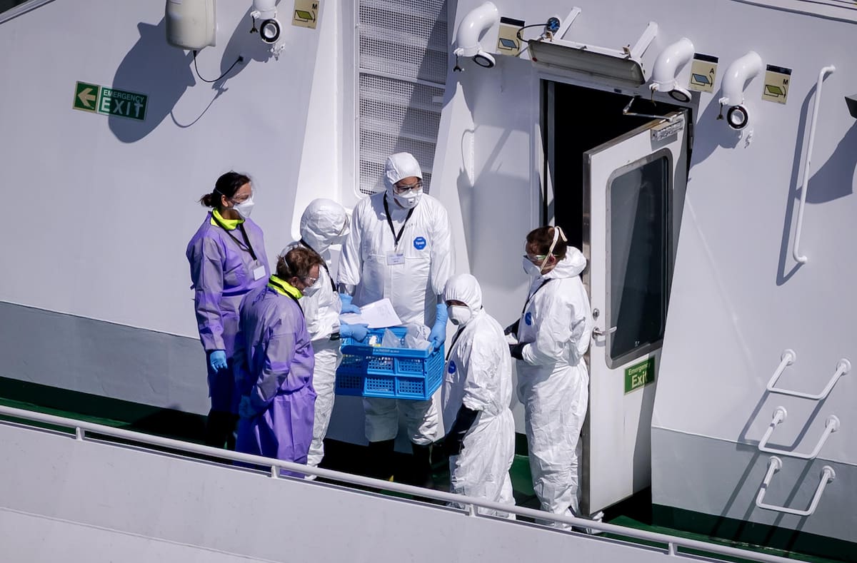 Prohibido barrer y toneladas de ropa a la basura: los secretos de la milimétrica desinfección del barco Hondius en Países Bajos.