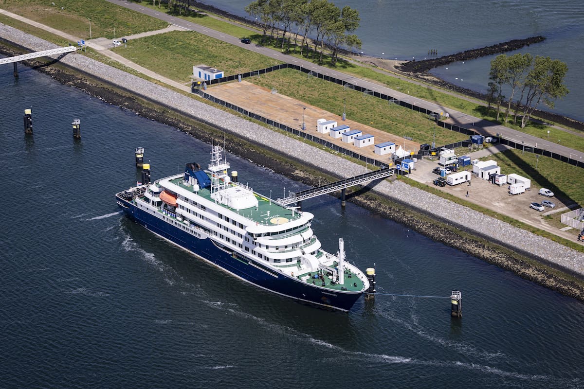 Vista aérea de personas con ropa protectora a bordo del crucero MV Hondius tras su llegada al puerto de Róterdam, Países Bajos, 18 de mayo (Países Bajos; Países Bajos)