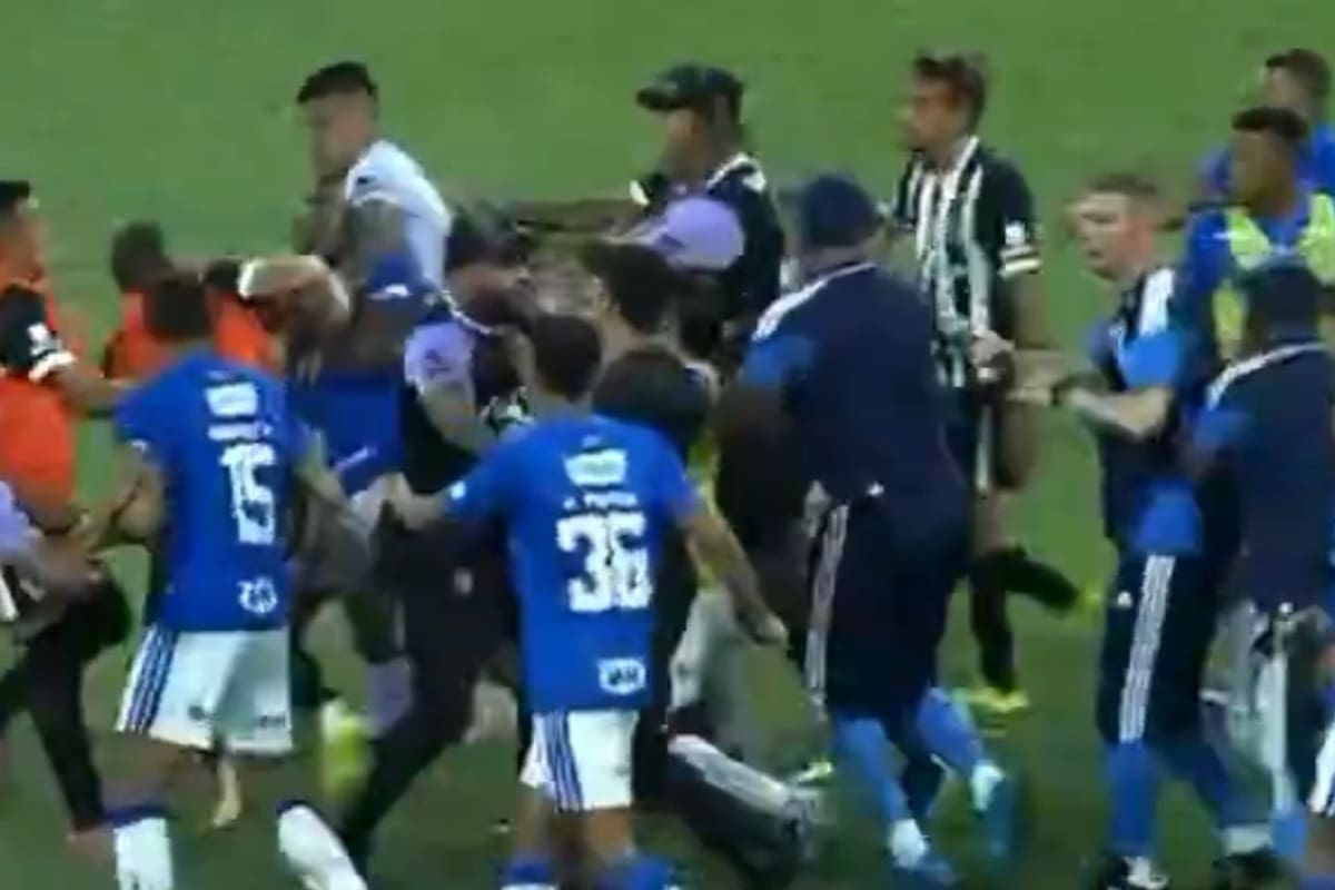 Jugadores de Cruzeiro y Atlético Mineiro protagonizaron una batalla campal, en la que el árbitro expulsó a 23 jugadores. Foto: captura de video.