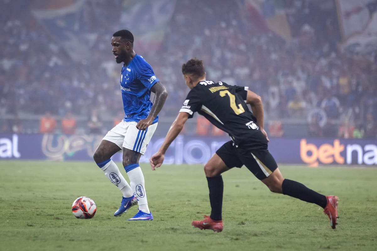 Jugadores de Cruzeiro y Atlético Mineiro protagonizaron una batalla campal, en la que el árbitro expulsó a 23 jugadores. Foto: captura de video.