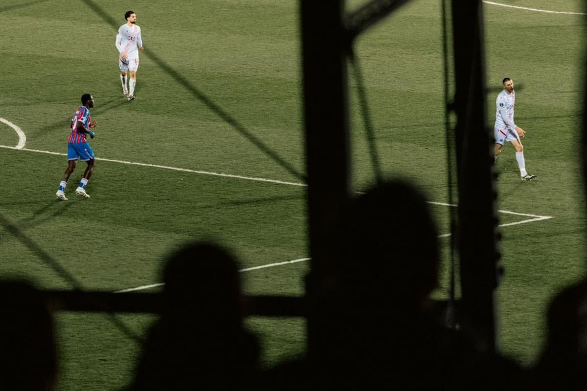 Las imágenes desde el Stadion pod Bijelim Brijegom, en Mostar, se viralizaron y generaron debate en redes sociales. /FOTO: Crystal Palace