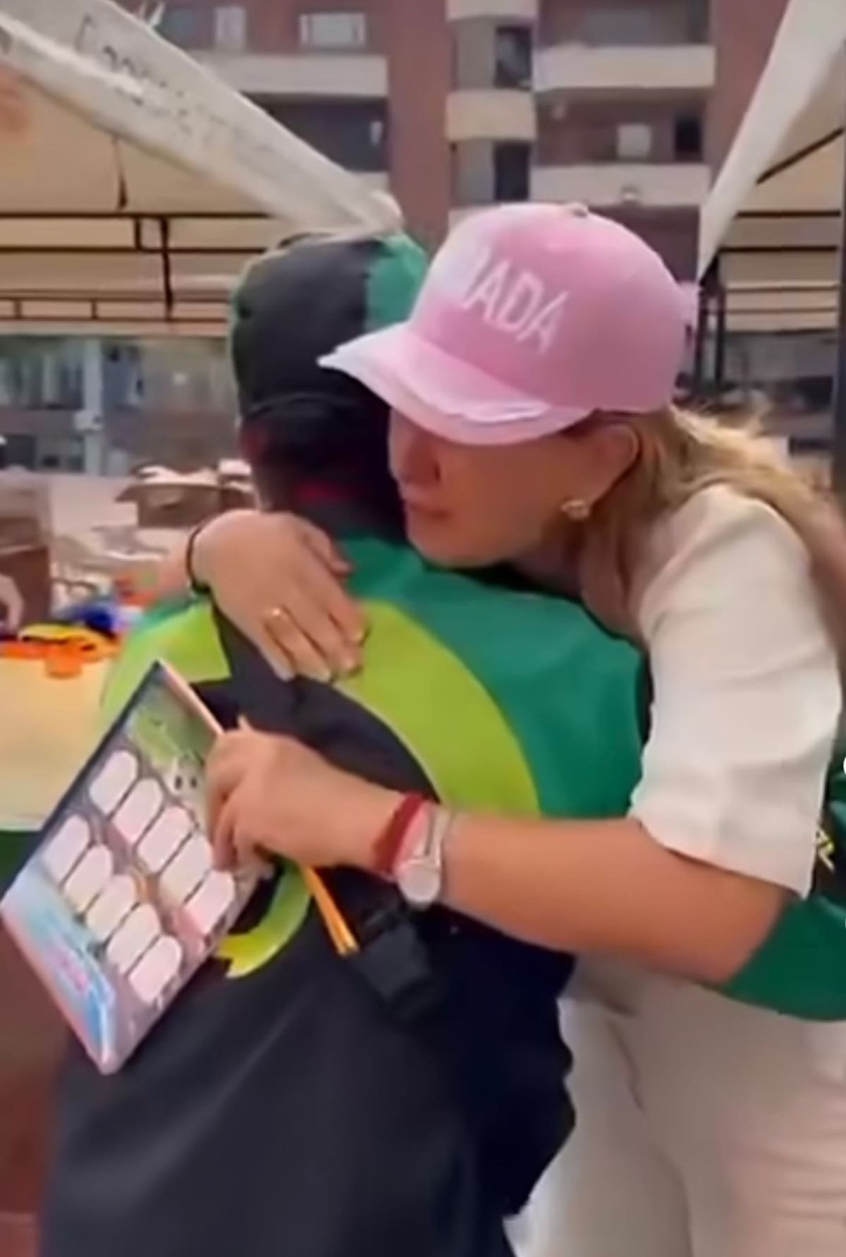 Vendedor ambulante del Huila dona útiles escolares a niños en condición de vulnerabilidad, un gesto solidario que se volvió viral en redes sociales.
Foto tomada de : Pantallazo de video de Instagram
