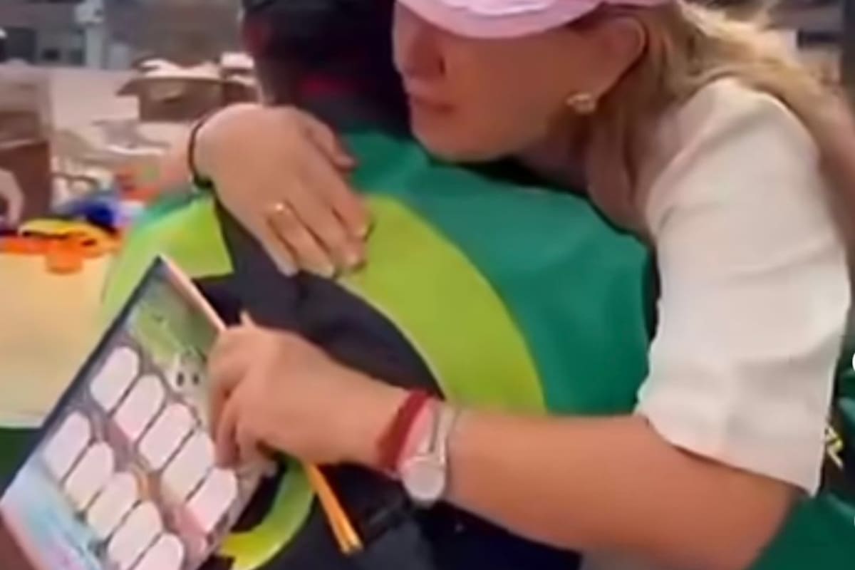 Vendedor ambulante del Huila dona útiles escolares a niños en condición de vulnerabilidad, un gesto solidario que se volvió viral en redes sociales.
Foto tomada de : Pantallazo de video de Instagram