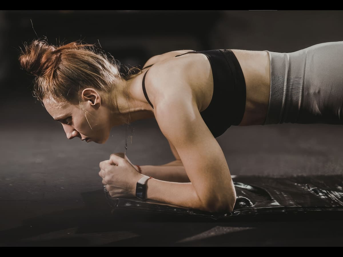 Cuánto tiempo debe durar la plancha abdominal para fortalecer el core de forma efectiva. | Foto: Vanguardia / Canva.