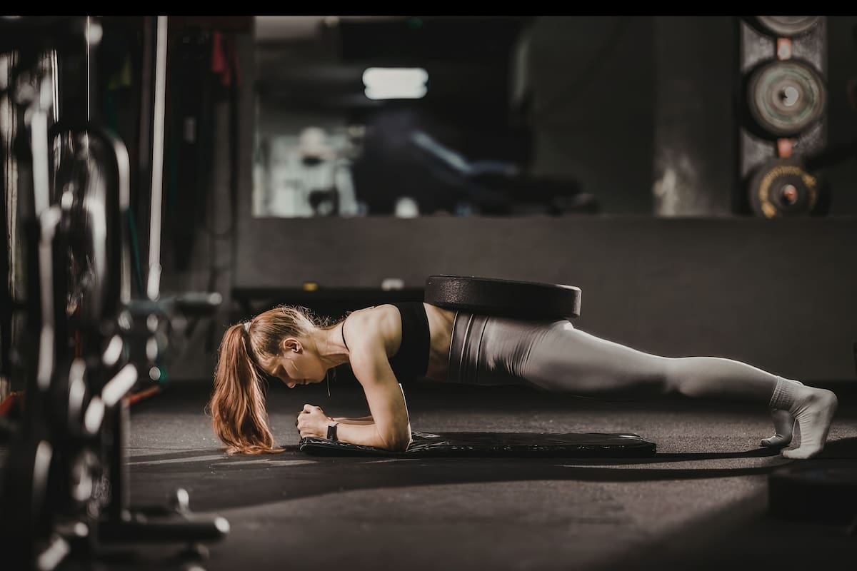 Cuánto tiempo debe durar la plancha abdominal para fortalecer el core de forma efectiva. | Foto: Vanguardia / Canva.