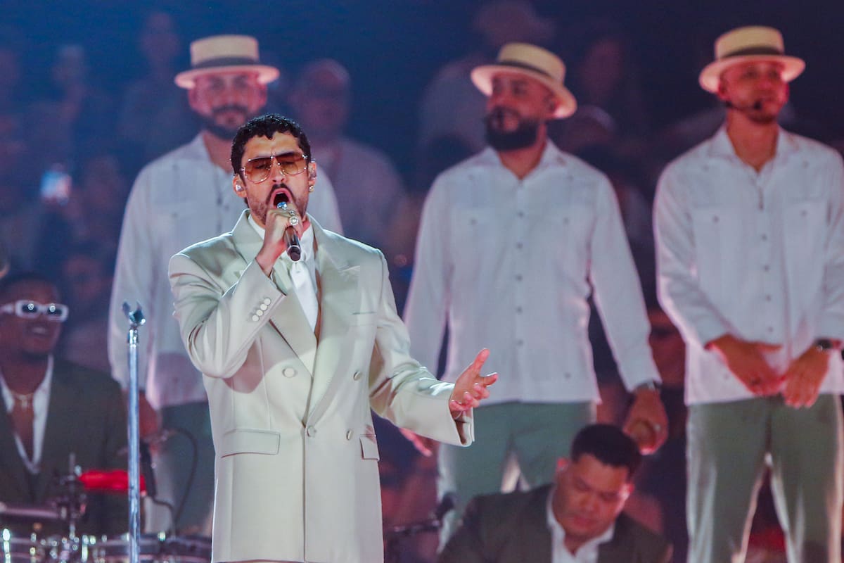 Fotografía del 24 de enero de 2026 que muestra al cantante puertorriqueño Bad Bunny cantando durante su segundo concierto de la gira 'Debí Tirar Más Fotos World Tour' en el estadio Atanasio Girardot en Medellín (Colombia). Bad Bunny cobrará cero dólares por el medio tiempo del Super Bowl LX, pero con el "efecto post-show" su catálogo podría dispararse a los 1,7 millones de dólares semanales y batir los récords de Rihanna y Kendrick Lamar ante una audiencia récord que prevé superar los 130 millones de espectadores. Es la operación financiera más rentable de la industria musical global. EFE/ STR/ ARCHIVO