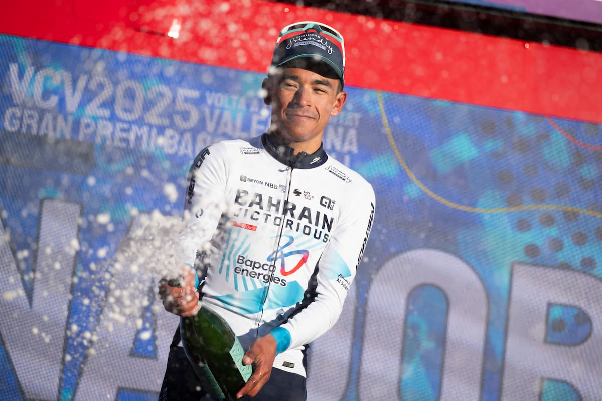 PORTELL DE MORELLA (CASTELLÓN), 08/02/2025.- El ciclista colombiano Santiago Buitrago celebra en el podio su victoria en la cuarta etapa de la Volta a la Comunitat Valenciana la etapa reina, este sábado entre Oropesa del Mar y el Portell de Morella. EFE/ Andreu Esteban