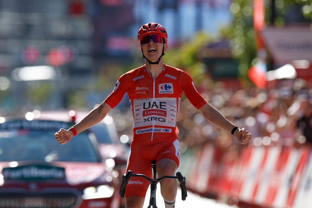 ANDORRA LA VELLA, 25/08/2026.- El ciclista esloveno del UAE Emirates Tadej Pogacar celebra su victoria en la cuarta etapa de La Vuelta a España, este martes, la primera cita clave con la montaña en Andorra sobre un recorrido corto, 104 km, pero explosivo, con 4 puertos encadenados y un total de 2.953 metros de desnivel. EFE/ Javier Lizón