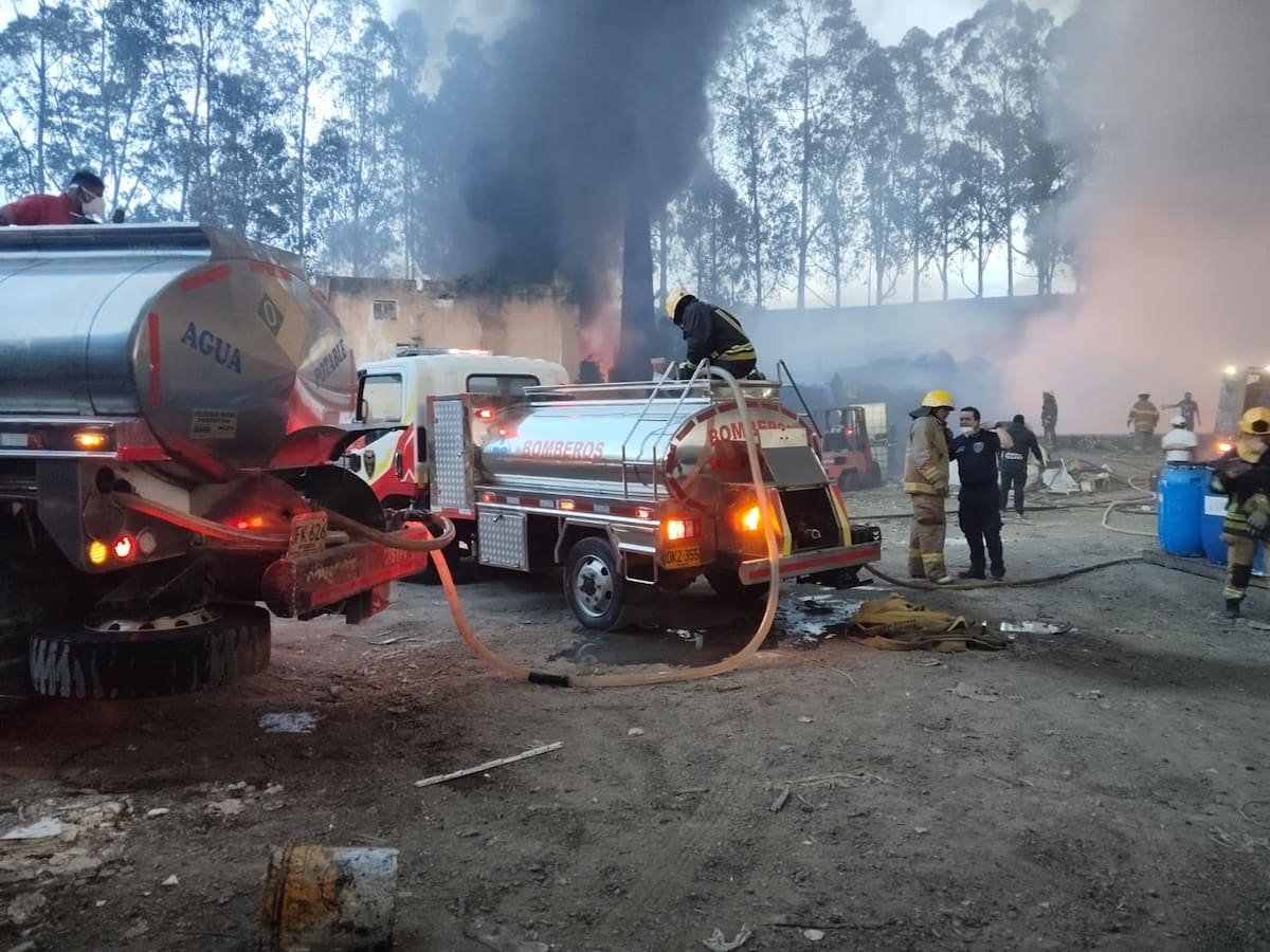 El incendio se extendió desde una zona de cobertura vegetal hasta varias bodegas industriales, lo que obligó a desplegar un amplio operativo de atención. Foto tomada de Redes Sociales // X.