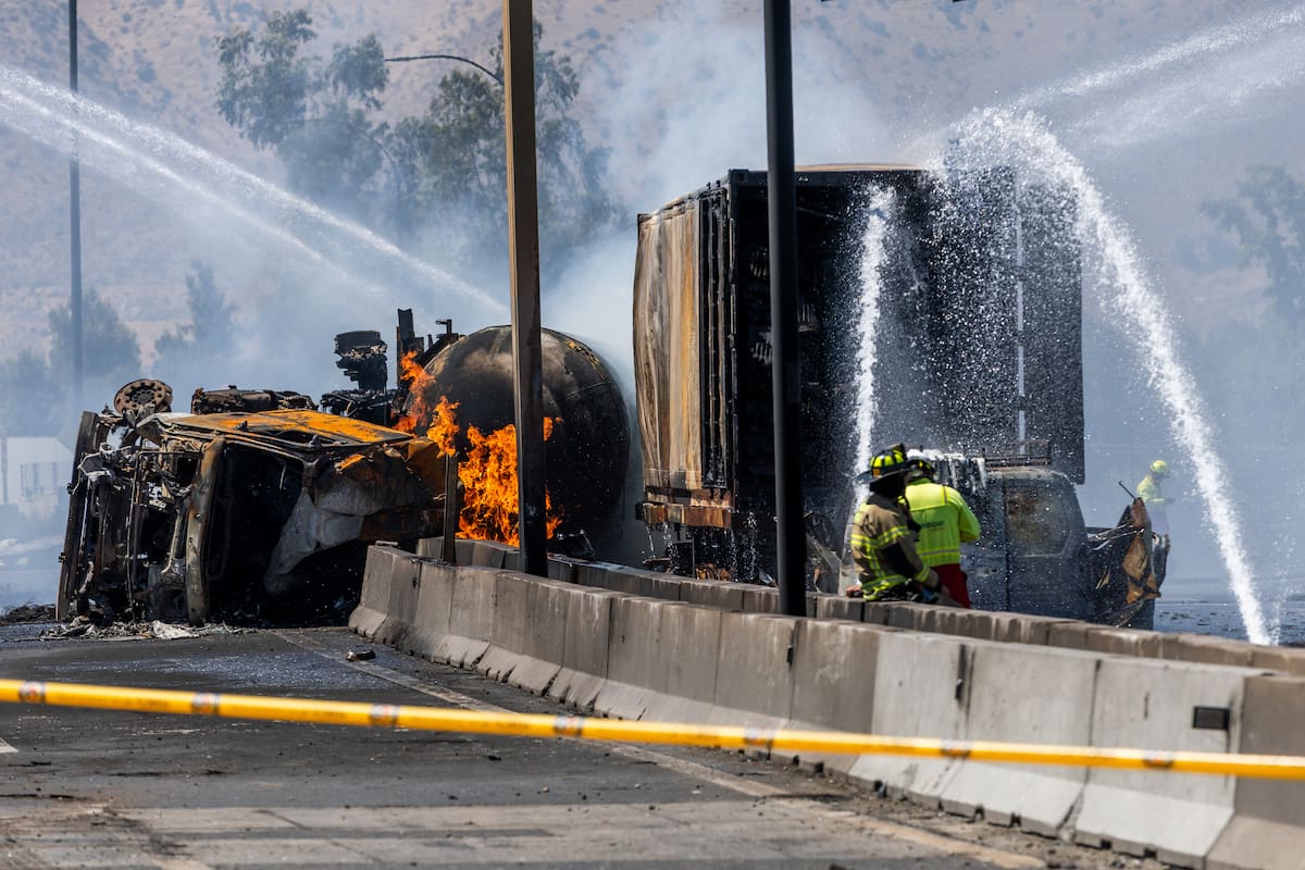 AME6848. SANTIAGO (CHILE), 19/02/2026.- Integrantes del cuerpo de Bomberos de Chile controlan el incendio ocasionado por la explosión de un camión este jueves, en Santiago (Chile). Un camión que transportaba gas licuado explotó en una autopista provocando la muerte de cuatro personas y dejando al menos otras 17 heridas, diez de ellas en estado grave. EFE/ Javier Torres
