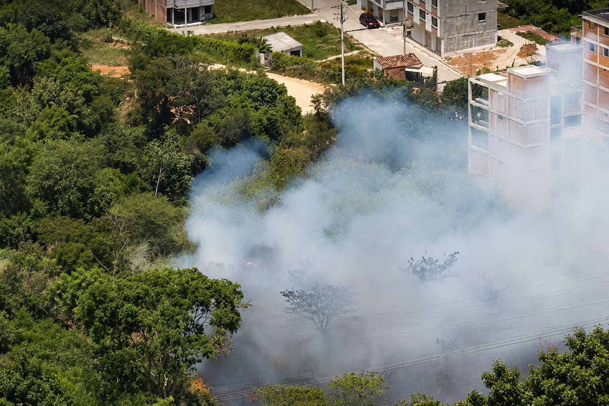 Cuatro máquinas y 15 bomberos atendieron la emergencia registrada cerca del conjunto residencial La Pradera.