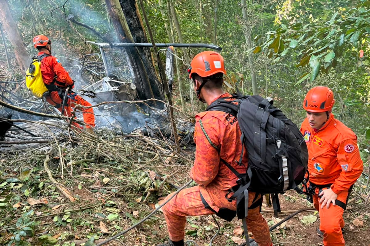 AME7209. RÍO DE JANEIRO (BRASIL), 08/08/2026.- Bomberos trabajan en el lugar donde ocurrió el accidente de un helicóptero este sábado, en el Bosque de Tijuca, en Río de Janeiro (Brasil). Cuatro personas murieron este sábado tras estrellarse el helicóptero en el que viajaban en una área boscosa de la ciudad brasileña de Río de Janeiro, informó el Cuerpo de Bomberos local. EFE/ Cuerpo de Bomberos de Rio de Janeiro /SOLO USO EDITORIAL NO VENTAS/ SOLO DISPONIBLE PARA ILUSTRAR LA NOTICIA QUE ACOMPAÑA (CRÉDITO OBLIGATORIO)
