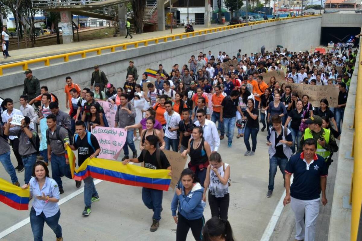 En la marcha de ayer participaron aprendices, instructores y funcionarios del Sena del área metropolitana. (Foto: Jaime del Río / VANGUARDIA LIBERAL)