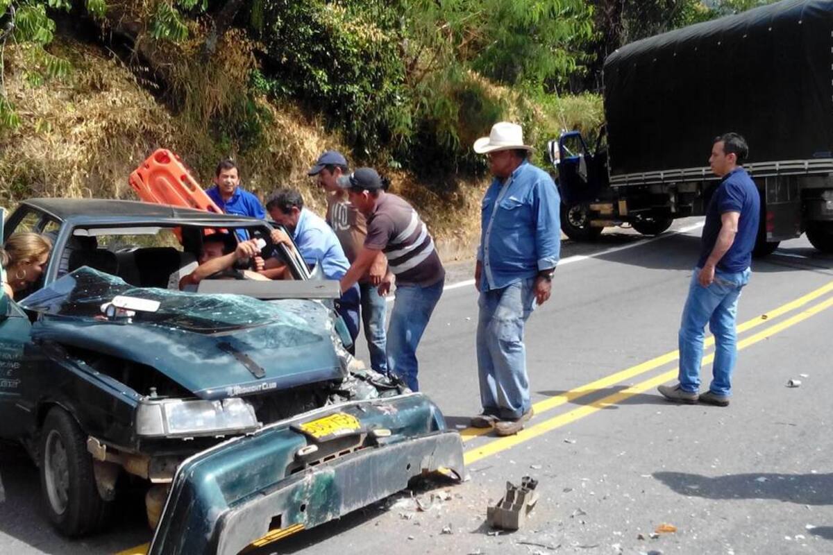Destruido quedó el renault 9 de placas BUQ 753, que colisionó con un camión de placas IPJ 275 que cubría la ruta San Gil - Oiba, la colisión fue en el sitio El motorista del Socorro. (Foto: Luis Fernando Martínez V. /VANGUARDIA LIBERAL)