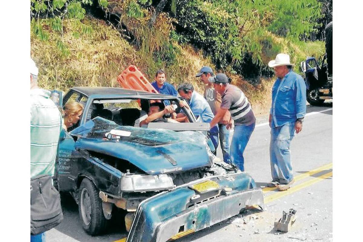 Destruido quedó el Renault 9 de placas BUQ 753, que colisionó con un camión de placas IPJ 275 que cubría la ruta San Gil - Oiba, la colisión fue en el sitio El motorista del Socorro. (Foto: Luis Fernando Martínez V. /VANGUARDIA LIBERAL)