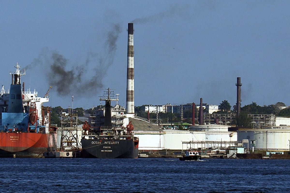 Columna de humo negro se elevó desde las instalaciones de la planta petrolera en la capital cubana este viernes por la tarde.