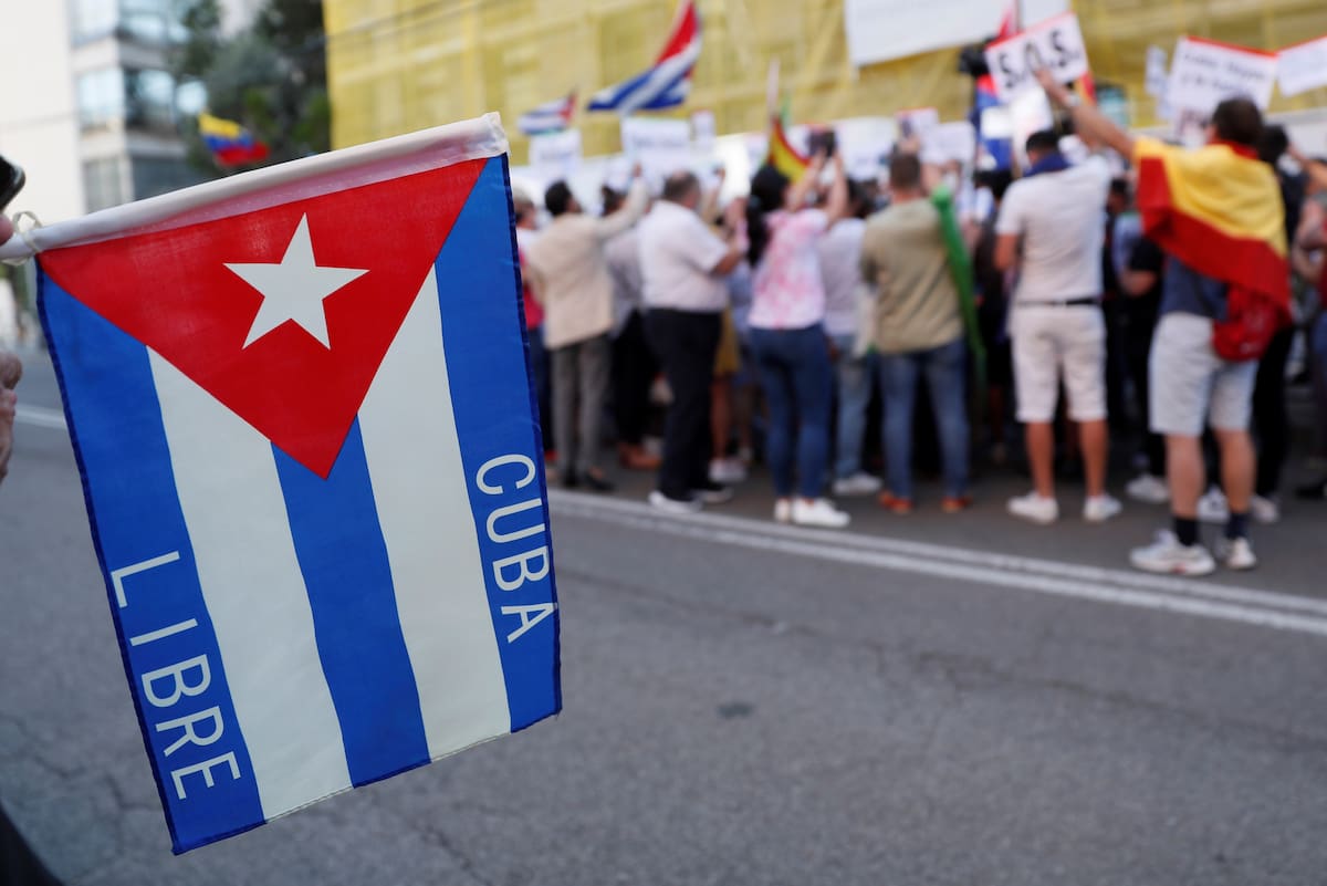 Fotografía de archivo de un grupo de ciudadanos durante una concentración "Por una Cuba libre" frente embajada de Cuba, en Madrid (España). EFE/Mariscal.
