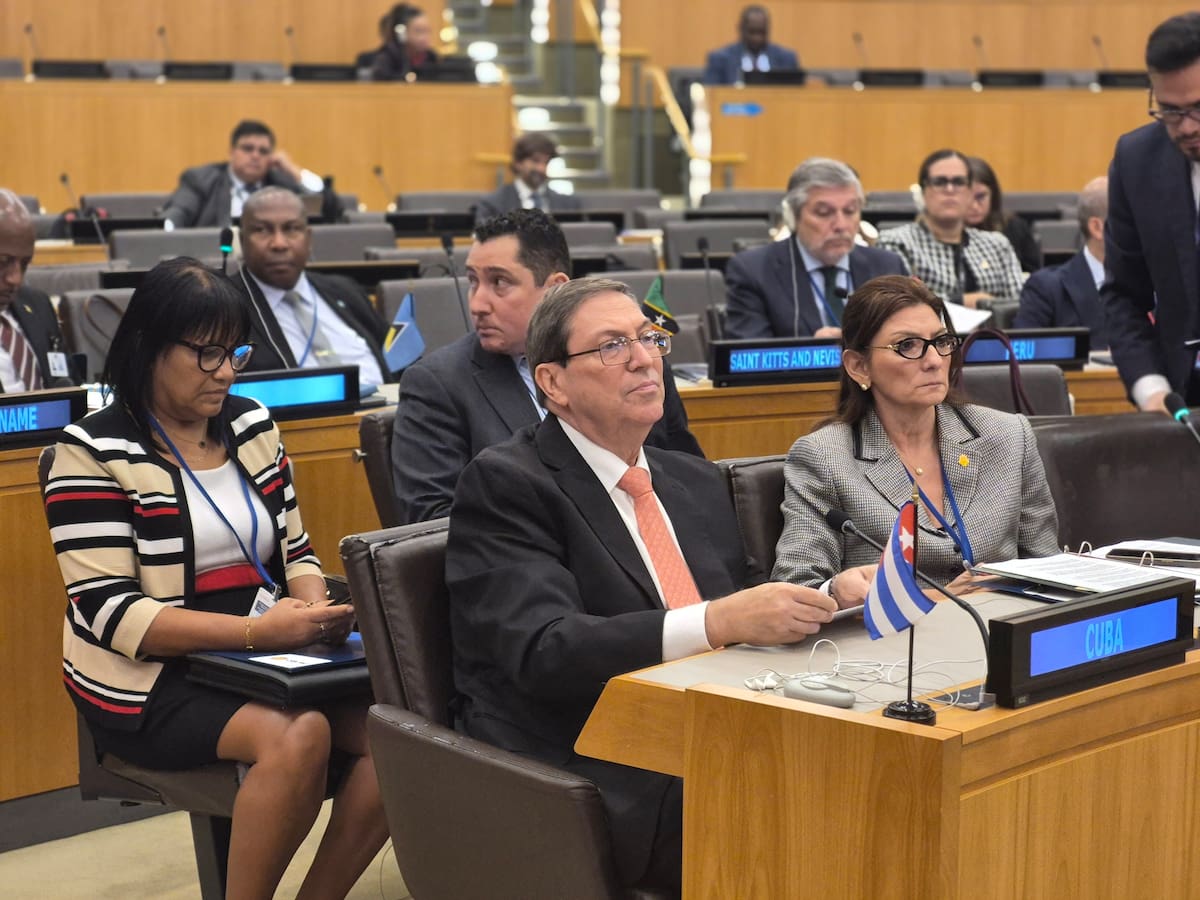 AME9478. NUEVA YORK (ESTADOS UNIDOS), 21/09/2026.- Fotografía tomada de la cuenta oficial en X @BrunoRguezP del canciller de Cuba, Bruno Rodríguez, asistiendo a la Asamblea General de la ONU este lunes, en Nueva York (Estados Unidos). Rodríguez dijo que Estados Unidos utiliza la lucha antidrogas en América Latina y el Caribe como "pretexto" para una "militarización" que le sirve como "instrumento de dominación" de la región. EFE/ @BrunoRguezP /SOLO USO EDITORIAL NO VENTAS /SOLO DISPONIBLE PARA ILUSTRAR LA NOTICIA QUE ACOMPAÑA (CRÉDITO OBLIGATORIO)