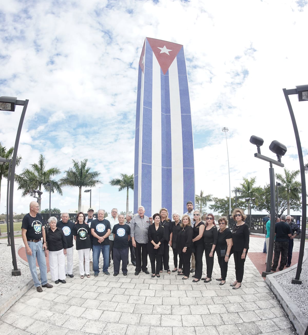 EFE/EUA CARIBE SHM24 MIAMI (FL, EEUU), 22/2/2016.- Organizaciones del exilio y representantes de la oposición interna en Cuba participaron hoy en un acto en homenaje a los "mártires y víctimas de la dictadura castrista" en el monumento que los honra en Miami. Ante el Monumento del Memorial Cubano, inaugurado hace exactamente dos años y en el que están inscritos los nombres de unos 10.000 hombres, mujeres y niños, los asistentes oraron y depositaron una ofrenda floral. En el monumento están "solo los casos comprobados" de víctimas del régimen castrista, pero hay muchos más, según dijo a Efe una representante de M.A.R. (Madres y Mujeres Anti-Represión) por Cuba. Al acto asistieron, entre otros, Damaris Moya Portieles, de la Coalición Central Opositora de Cuba, así como Miriam de la Peña, madre de una de las cuatro víctimas fatales del derribo de dos aviones de Hermanos al Rescate por la Fuerza Aérea Cubana, un hecho del que este miércoles se cumplen 20 años. EFE/SAID BAZZE