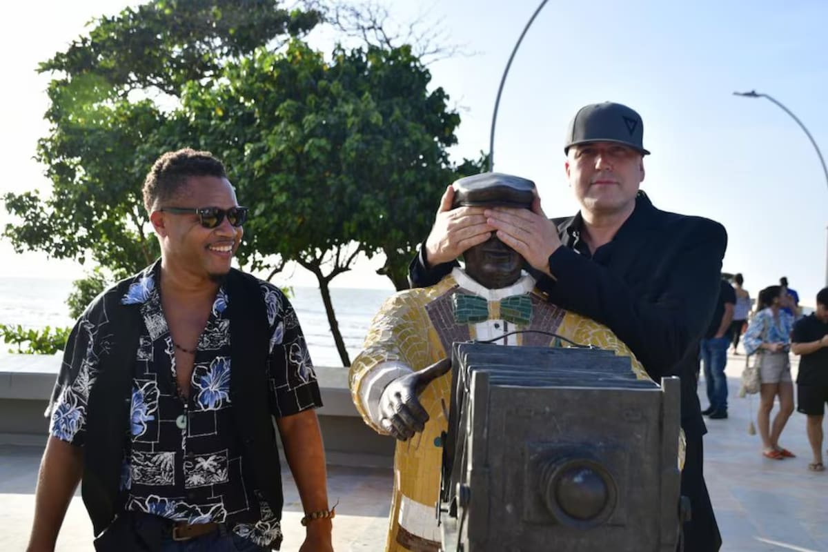 El actor estadounidense Cuba Gooding Jr. y el cineasta Mars Callahan realizaron un recorrido por las esculturas que rinden homenaje a los inmigrantes que llegaron a Colombia a través de Puerto Colombia, en Barranquilla. / Foto de la Gobernación del Atlántico