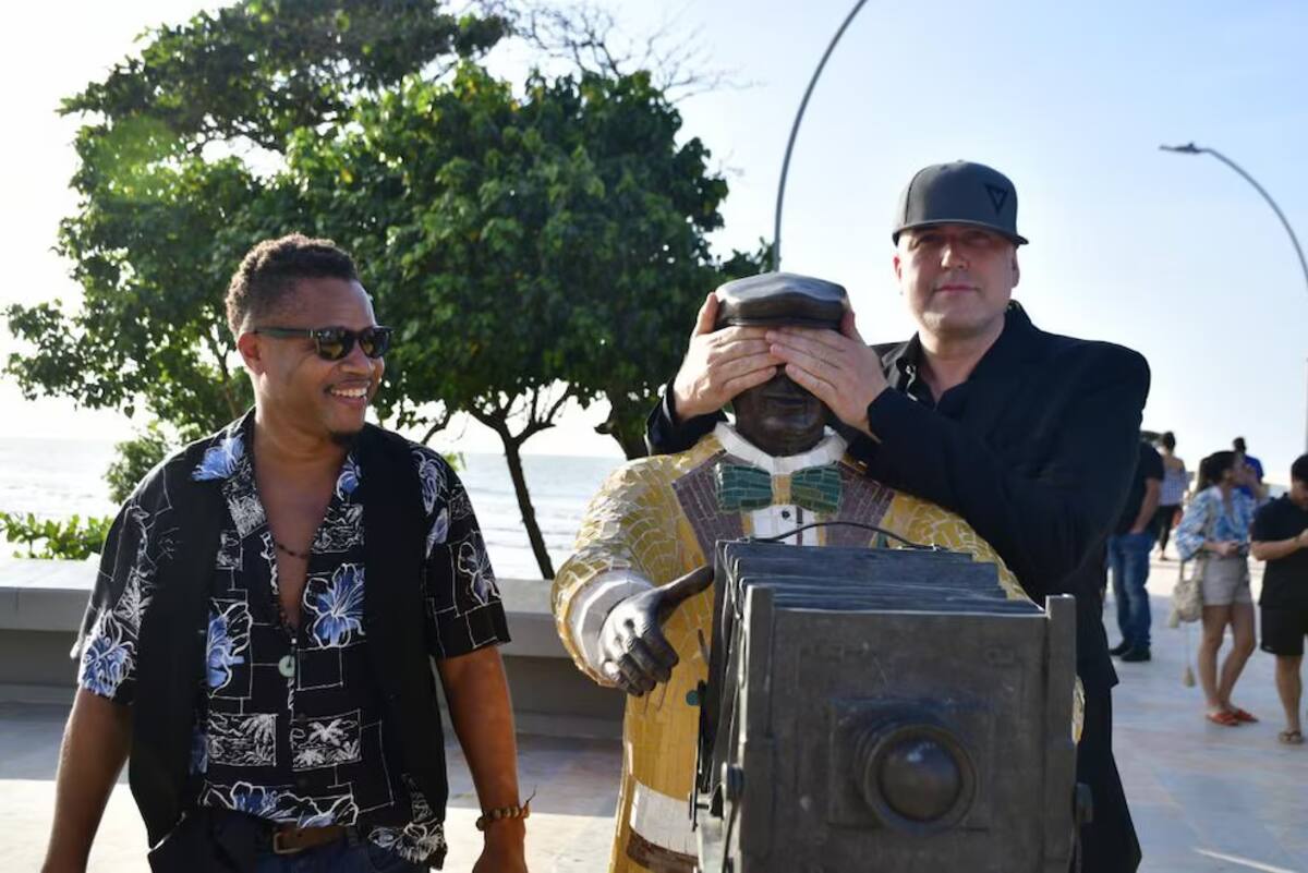 El actor estadounidense Cuba Gooding Jr. y el cineasta Mars Callahan realizaron un recorrido por las esculturas que rinden homenaje a los inmigrantes que llegaron a Colombia a través de Puerto Colombia, en Barranquilla. / Foto de la Gobernación del Atlántico
