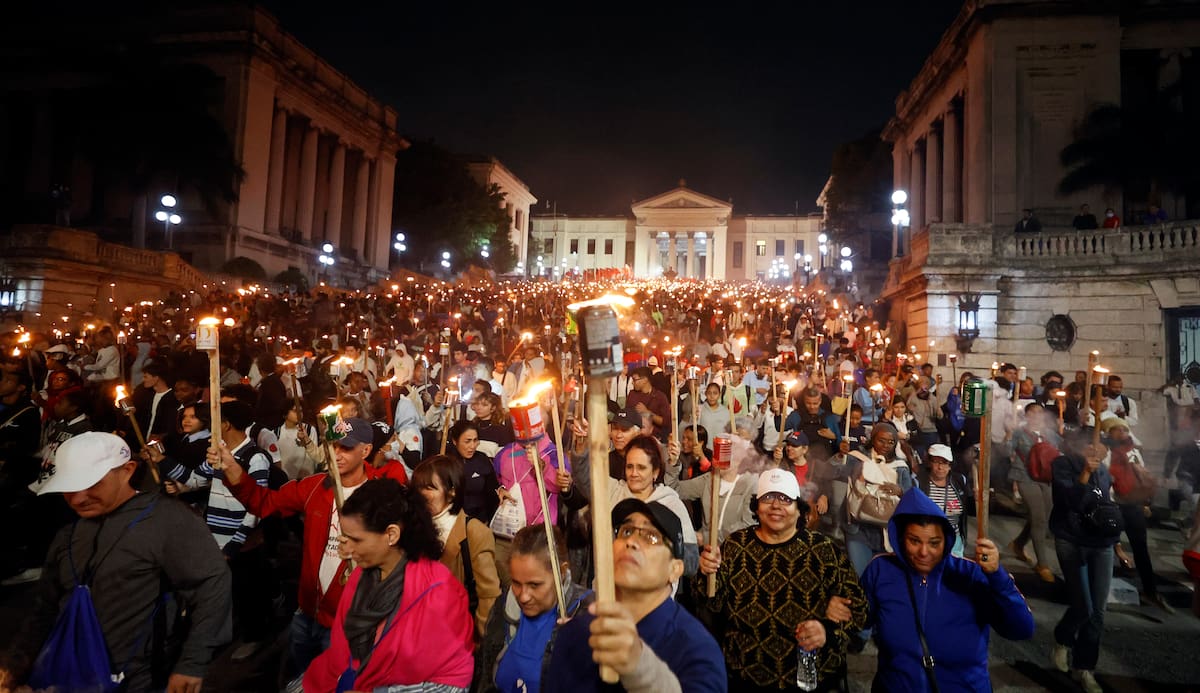 Personas participan en la marcha de las antorchas en conmemoración del natalicio del padre de la patria, José Martí, en La Habana y en rechazo de los apagones en la isla. (Cuba). EFE/ Ernesto Mastrascusa