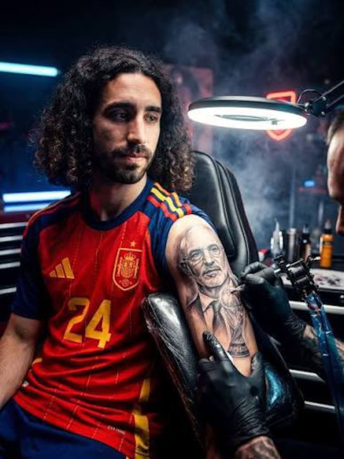 El gesto viral de Cucurella tras el título mundial: se tatuó a Luis de la Fuente. /FOTO: IA