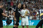 Cucurella y Oyarzabal: dos camisetas, una estrella y el homenaje del Bernabéu