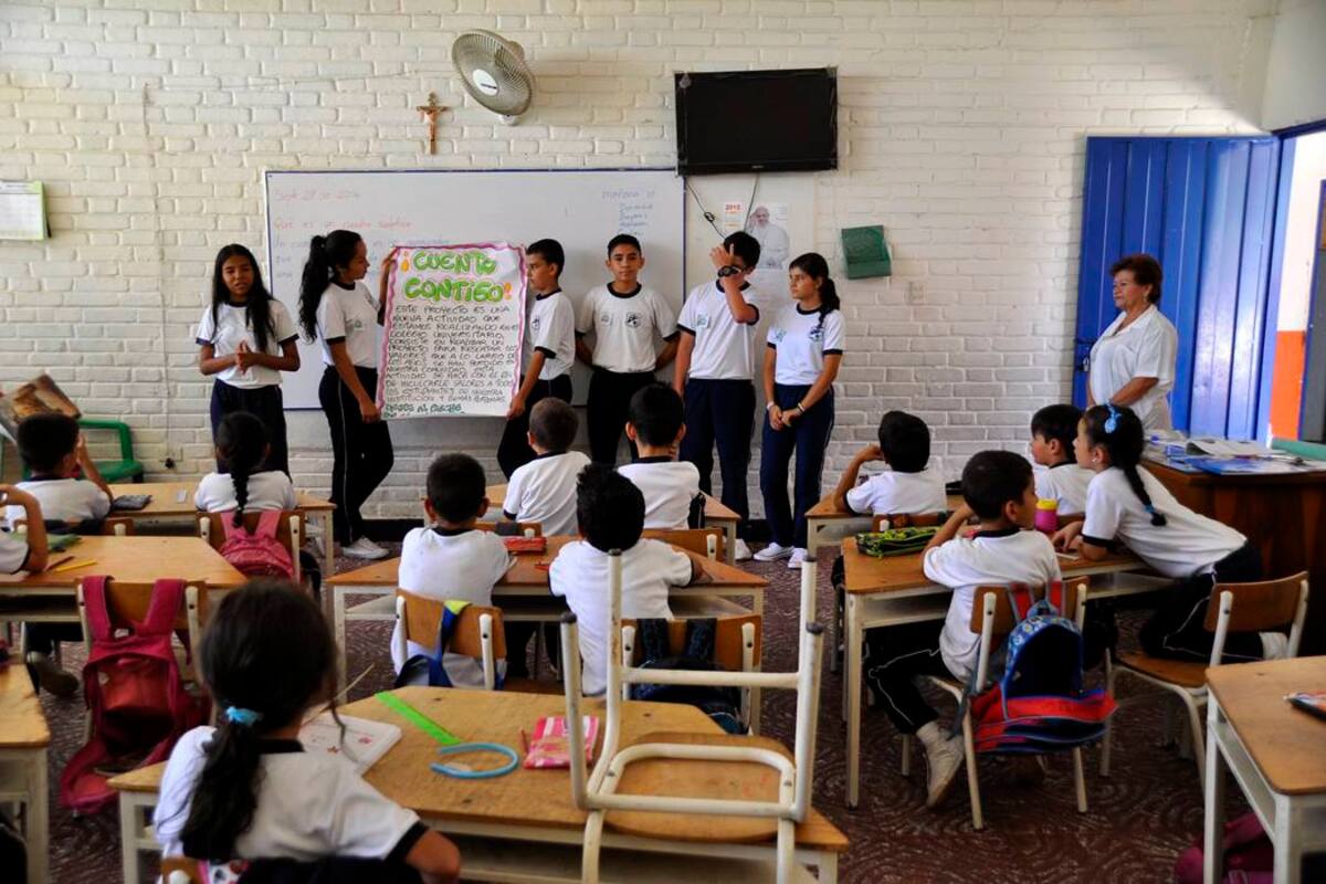 Estudiantes del grado Octavo 1 del Colegio Universitario del Socorro vienen desarrollando con éxito un proyecto de rescate de valores, titulado “cuento contigo”. Diariamente visitan sedes del CUS y de otras instituciones para llevar el mensaje de paz, respeto y disminuir el matoneo. (Foto: Luis Fernando Martínez Vargas/VANGUARDIA LIBERAL)