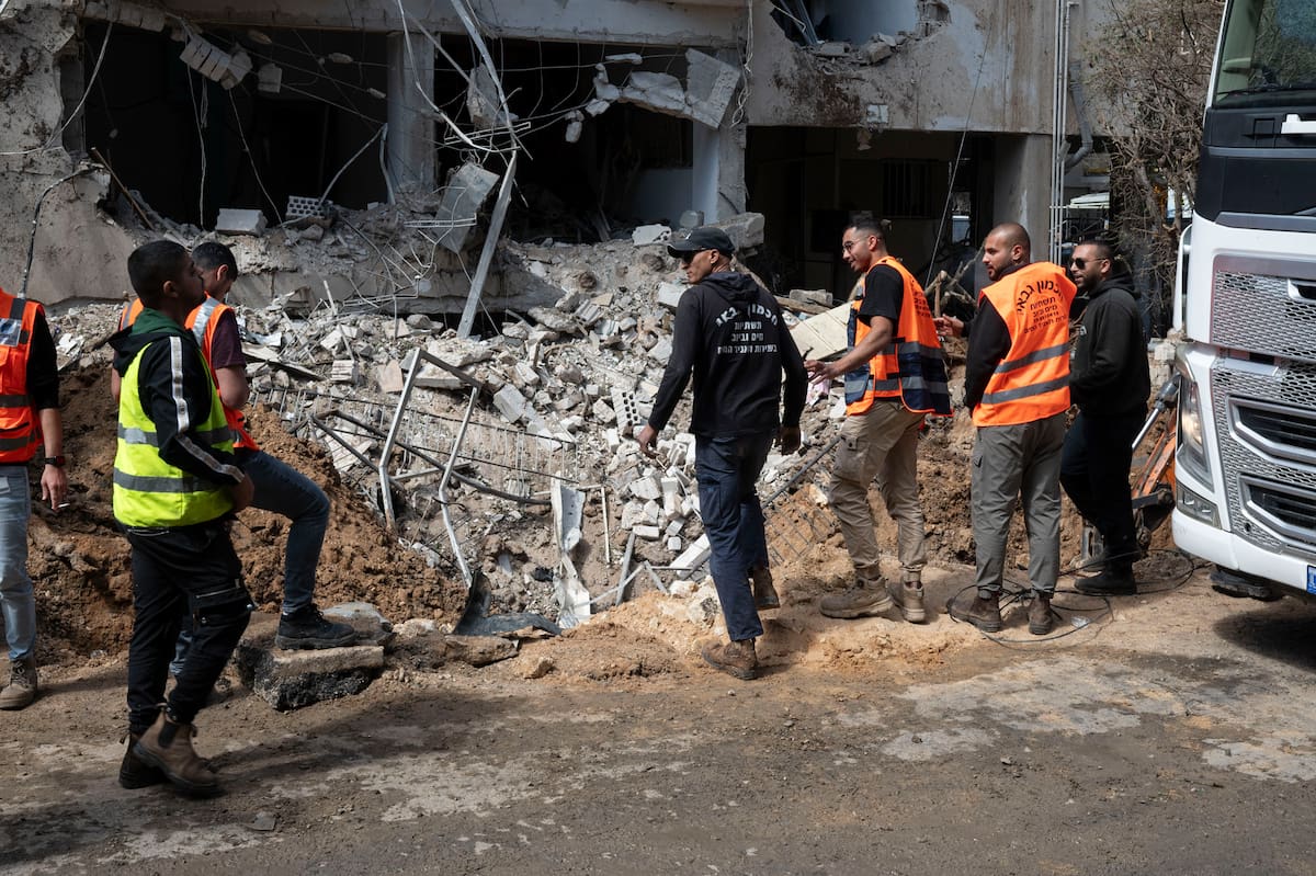 TEL AVIV, 24/03/2026.- Irán lanzó la madrugada de este martes hasta seis andanadas de misiles contra Israel, según alertó por mensajería el Ejército israelí desde pasada la medianoche hasta cerca de las ocho de la mañana, sin causar heridos pero sí daños en infraestructuras y varios incendios. En la imagen, daños ocasionados en edificios en Tel Aviv. EFE/Magda Gibelli