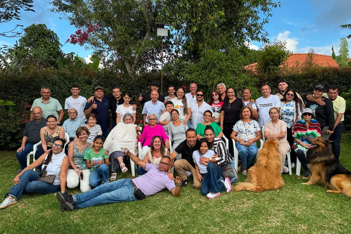 Mercedes Uribe de Bendeck junto a su esposo Jorge, sus hijos Patricia, Hernán, Tomás, nueras, nietos, hermanos, cuñadas, primos y sobrinos. Suministrada / VANGUARDIA