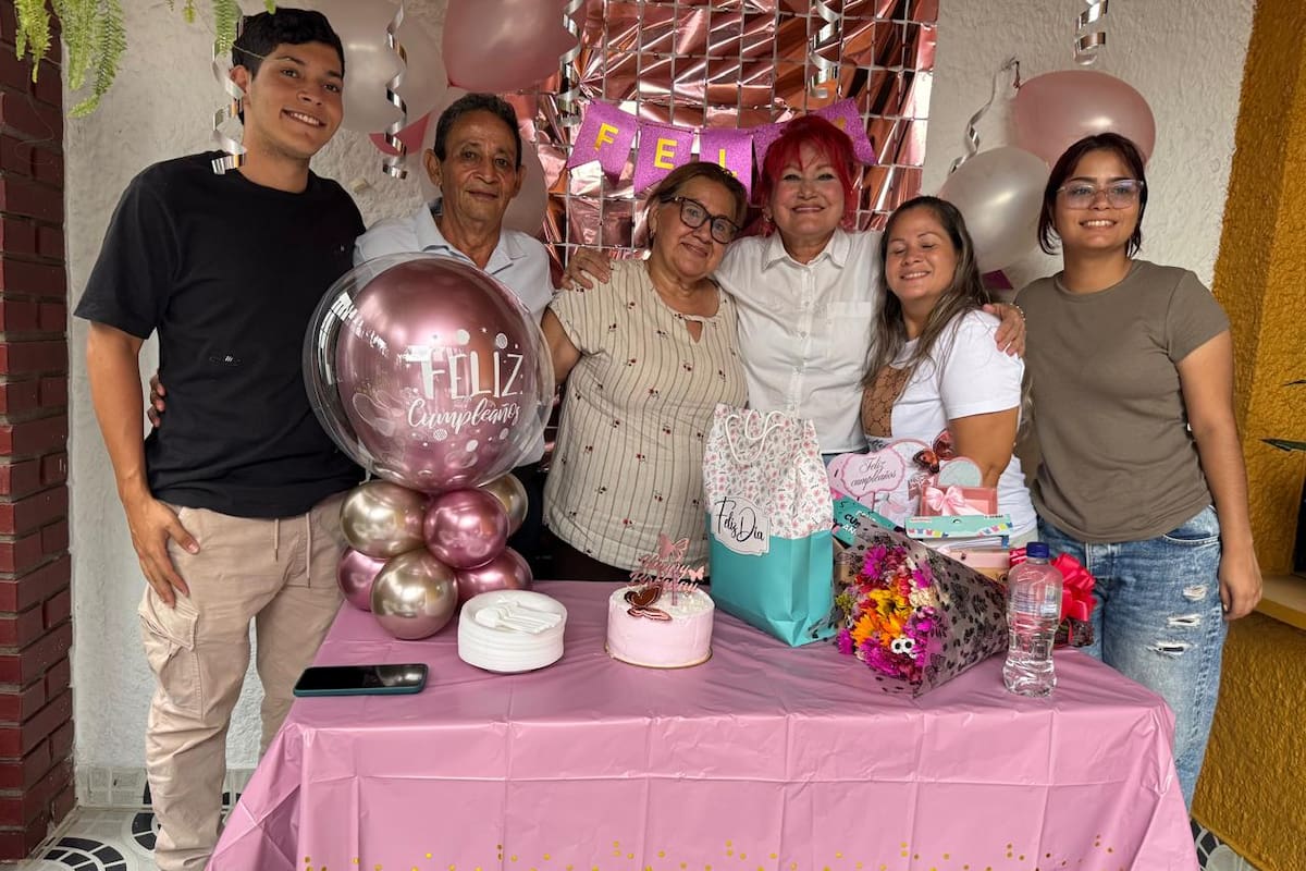 Daniel Caballero, Luis Eduardo García, Esmeralda López (agasajada), Gloria Franco, Mayerly García y Valentina Gasca. Suministrada / VANGUARDIA