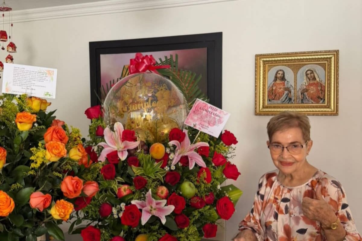 La señora Lucila Stella Esparza en su cumpleaños.