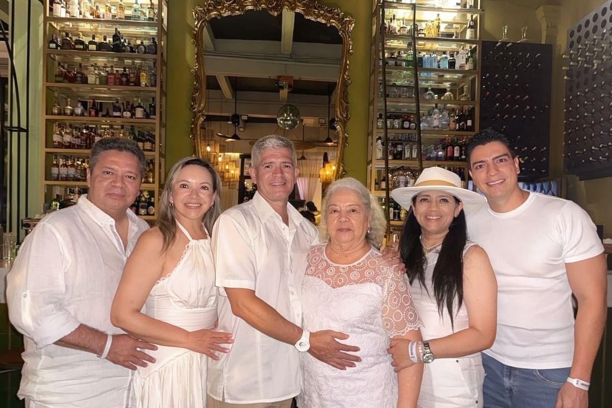 Gilberto Bárcenas, Claudia Vargas, Mauricio Bárcenas, Blanca Nelly Bárcenas Leal (agasajada), Adriana Bárcenas y Cristian Quijano. Suministrada / VANGUARDIA