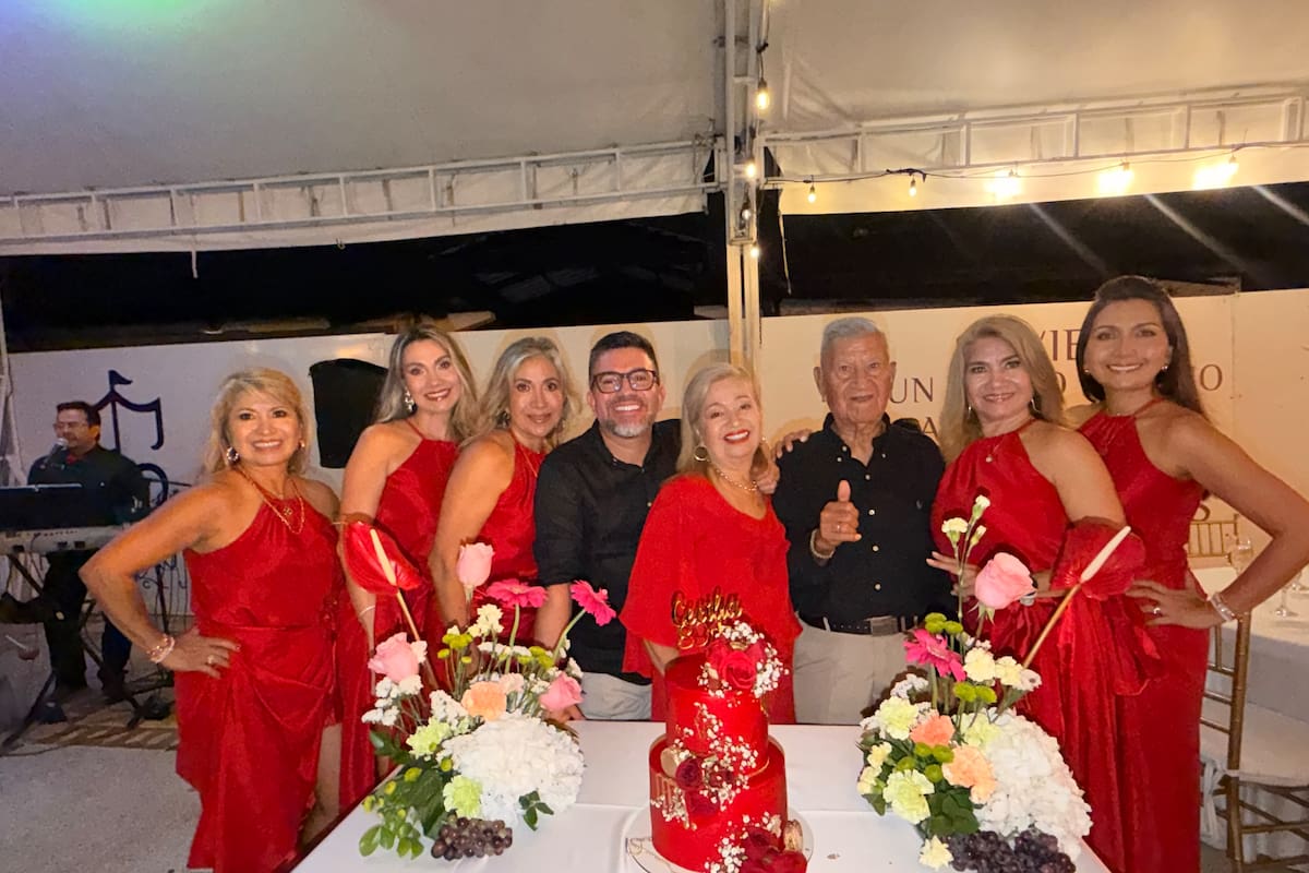 Nubia Ríos, Erika Ríos, Elizabeth Ríos, David Ríos Durán, Cecilia María Durán de Ríos (agasajada), José Ríos, Martha Ríos y Helga Ríos. Suministrada / VANGUARDIA