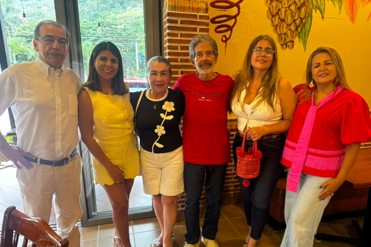 Alfonso Pineda, Katherine Pineda, Diana Ferreira, Antonio Sanabria (agasajado), Rocío Sanabria y Magaly Hernández. Suministrada / VANGUARDIA