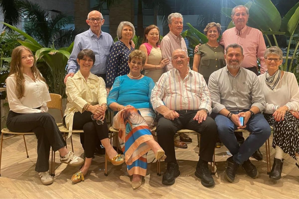 Gabriel Serrano Gómez, Yolanda Gómez Ortiz, Elda María Bárcenas Pardo, Tarcisio Leal García, Clara Inés Prada Forero, César Alberto Moreno Ramírez, Sofía Ramírez Gómez, Sandra Lucía Gómez Serrano, Bertha Lucía Serrano Gómez (agasajada), Gilberto Acevedo Acevedo, Carlos Humberto Acevedo León y Stella Serrano Gómez. Suministrada / VANGUARDIA