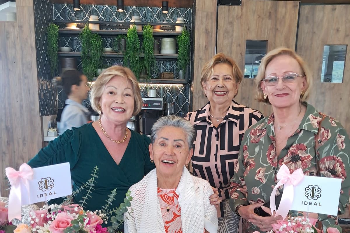 María García, Elvira Flórez (agasajada), Mariela Cruz y Leonor Rey. Suministrada / VANGUARDIA