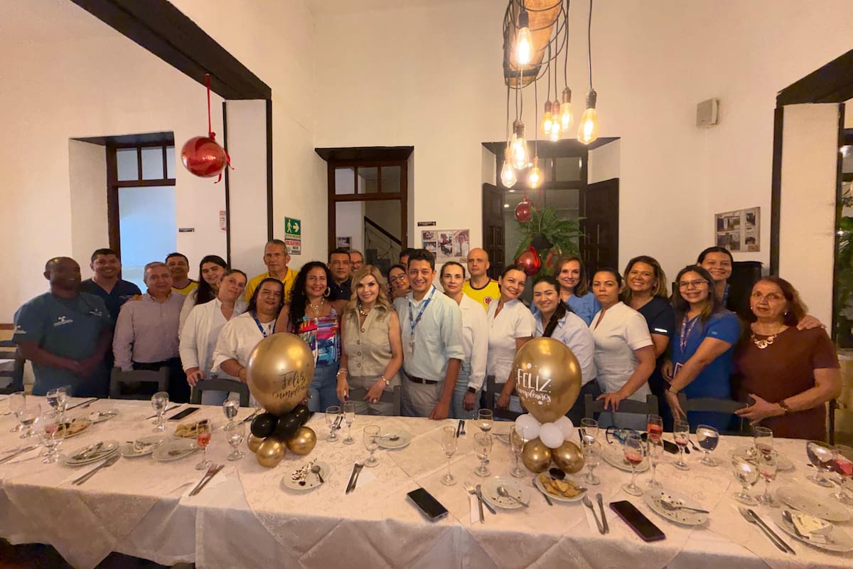 Álvaro Posú, Luis Carlos Lagares, Ariel A. Jiménez, Vladimir López Barón, Angélica Rueda, Yuliana Chaverra, Diana Mantilla Suárez, Jorge Argüello, Lina Montoya, Antonio Camacho, Juan Carlos Mantilla, Gloria Lucía Quiroz Hernández (agasajada), Santiago Ochoa, Yolanda Mogóllon, Héctor Ortiz, Patricia Castañeda, Jorge Martínez, Ángela Marín, Tatiana Osma, Adriana Zableth, Carolina Enriquez, Glenda Vega Maestre, Karina Forero, Yerly Fuentes Estupiñán y Elsa Díaz Carreño. Suministrada / VANGUARDIA